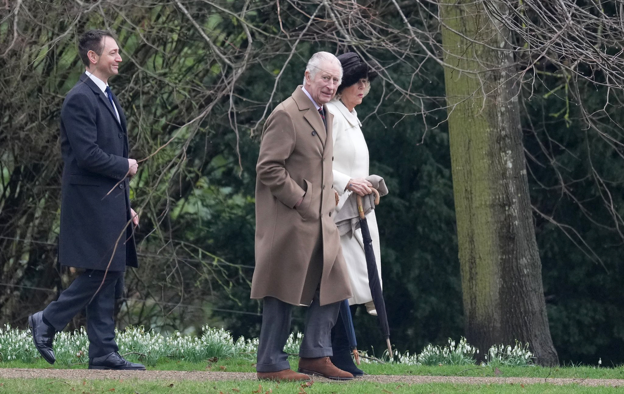 Король Чарльз III вперше після початку лікування вийшов на прогулянку з дружиною (фото)